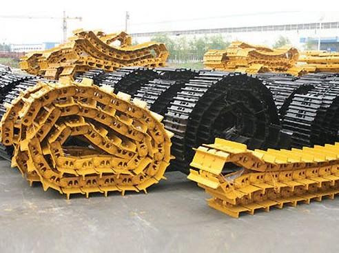 Track chain assemblies and undercarriage components